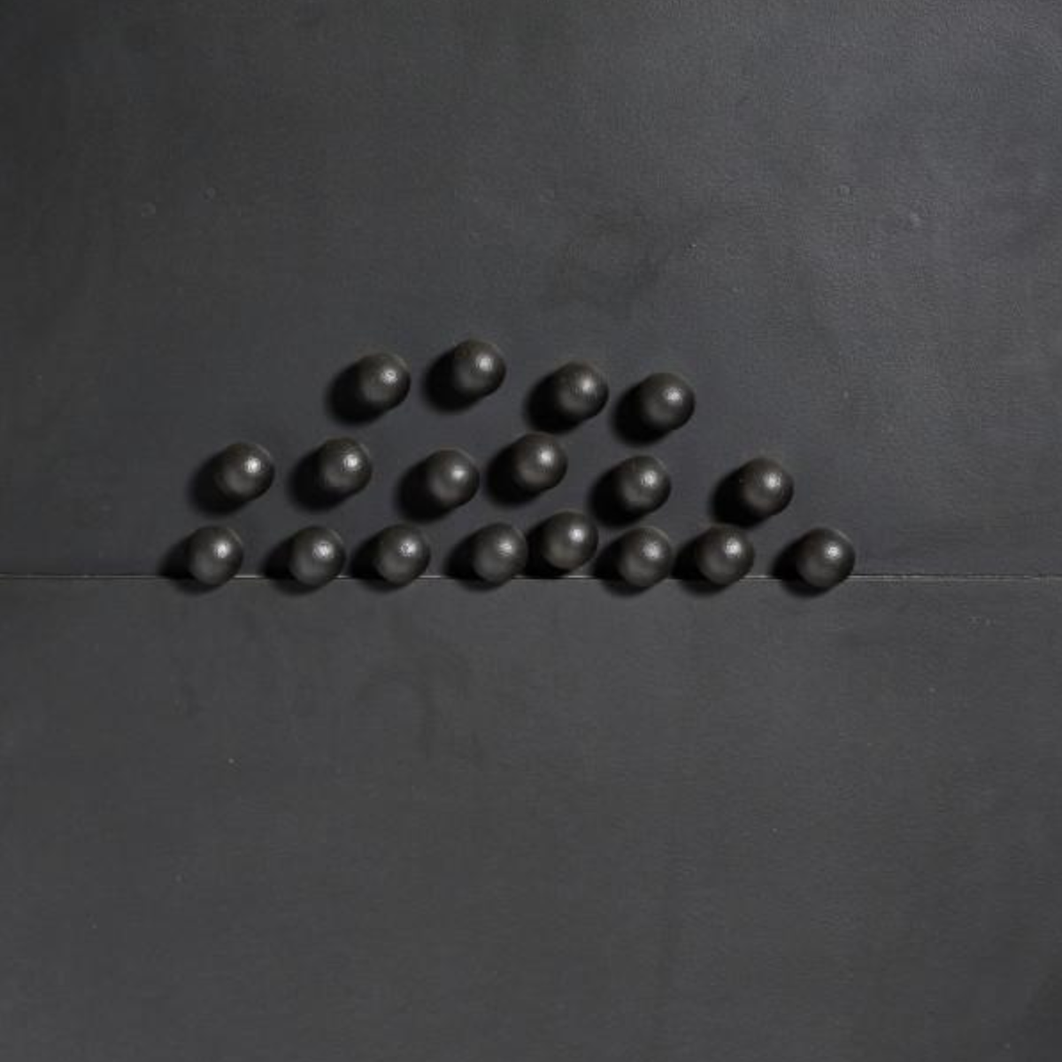 18 Boules Noires Sur un Fond Noir