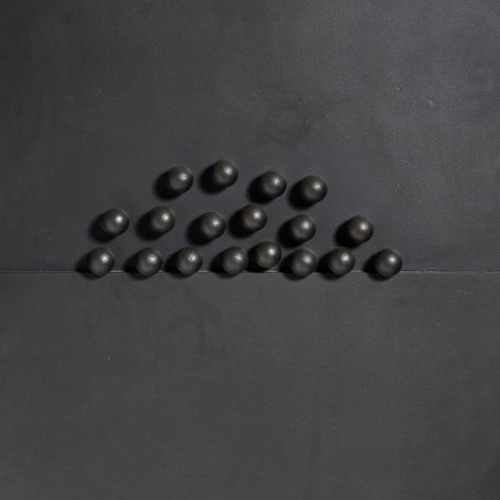 18 Boules Noires Sur un Fond Noir