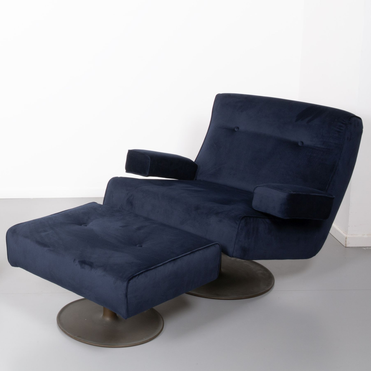 Pair of P103 Armchairs with Footrests